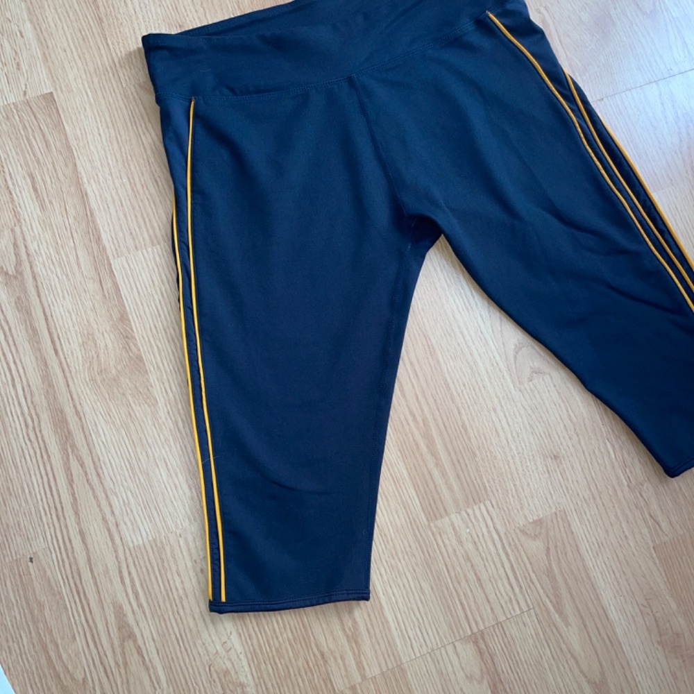 Fabletics Dark Gray and Orange Salar Cropped / Knee Length Leggings / Yoga Pants - Picture 4 of 8